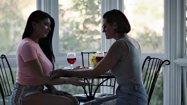 Hottie dyke chorros mientras follando novia con strapon
