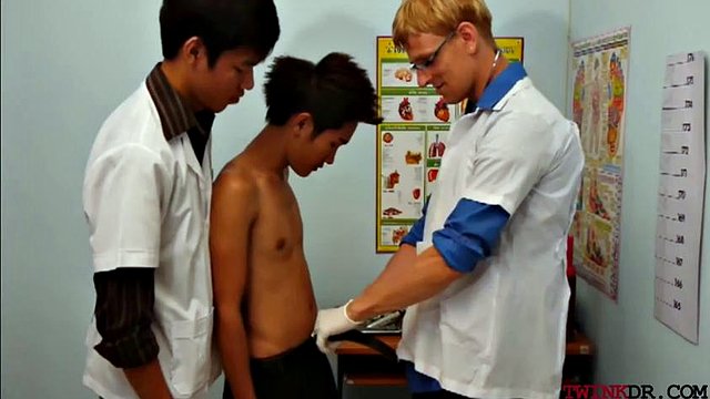 Horny asian twinks in erotic 3some