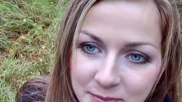 Bella ragazza succhia il cazzo