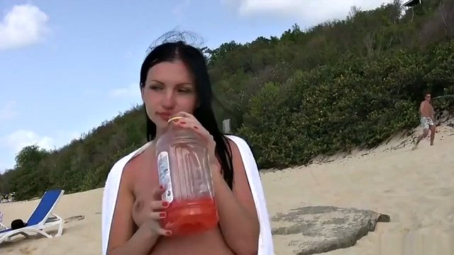 Les filles font l'amour sur la plage nudiste