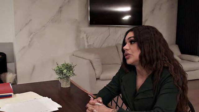 TRANSFIXED - Vakre Eva Maxim knuller den varme stemoren Lauren Phillips hardt og cums på puppene hennes
