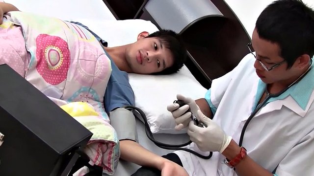 Yaralı Asyalı twink tıbbi bir ziyaret sırasında evde bir doktor tarafından sikildi