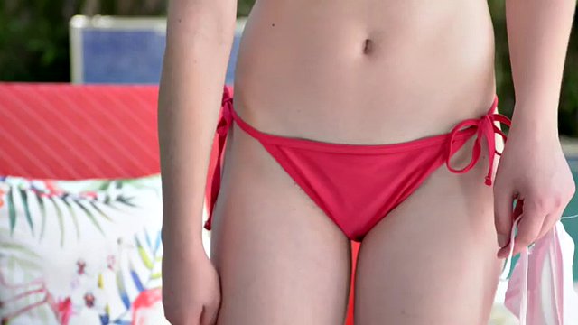 Ragazza sottomessa in bikini