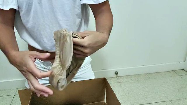 İstenildiği gibi şortunu giydi cum üzerinde boşalmak lekeli saten sutyen