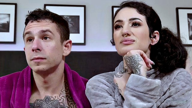 Femdom dövmeli busty busty MİLF sahiptir 69 HJ ile alt