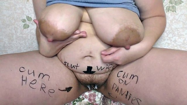 Il marito cornuto ha iniziato a masturbare il suo cazzo nella moglie troia BBW con grandi tette ricoperte di sperma e scritte sul corpo! - Lattea Mari