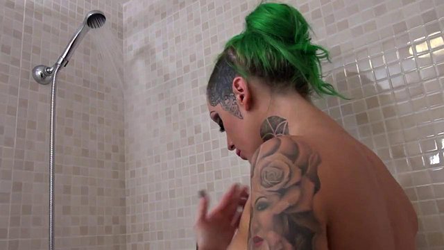 Barmfagre grønnhåret MILF Montse Swinger tar hardt slag fra Younger Phoenix Madinas Big C