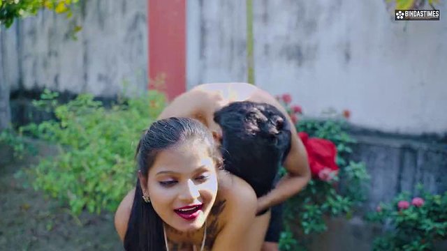 Desi Yoga Teacher hatte Sex mit über 18 Jahren sexy Schüler im Freien (Full Hindi Audio Film)