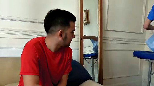 Latin Leche - Il simpatico assistente del ragazzo Cesar Rose si prende cura del dottore latino arrapato in uniforme Ferfroma
