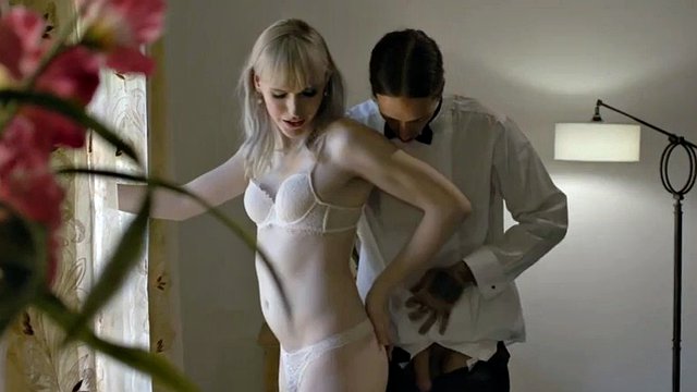 La mariée transexuelle se fait sodomiser par le marié avant de se marier