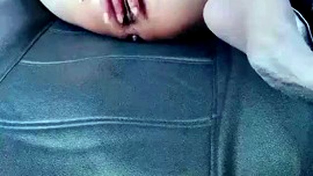 The top-notch goddess with good looks is very good at playing with outdoor car sex. She spreads her beautiful legs with M and inserts a thick cock with a diameter of 20 mm. Her pussy is wet and she squirts. It's really enjoyable. The top woman fucks her and ejaculates inside her.