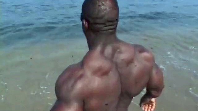 Rodney St Cloud en la playa posando
