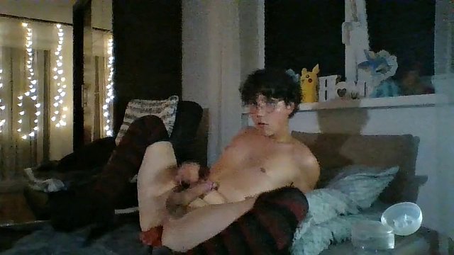 Un ado mignon s'envole tout en se faisant enculer