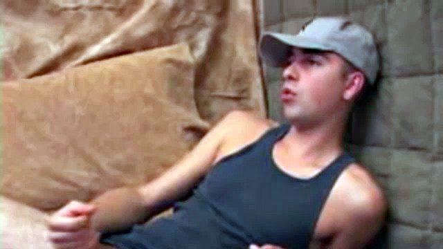 Vincenzo è molto eccitato e si afferra attraverso i pantaloni prima di esporre il suo cazzo duro. Dopo un buon allenamento della sua carne, Vincenzo gli spara in faccia e lecca via il resto.