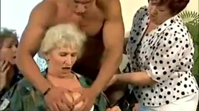 Mamies partagent une bite: porno pipe, levrette et cow-girl