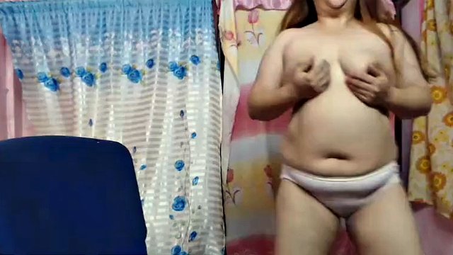 Chubby pinay milf does striptease