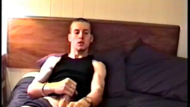 Adam zieht sich aus, um seinen durchtrainierten Skater-Boy-Körper zu enthüllen, und zieht sich für einen ordentlichen Wichser zurück. Er wickelt seine Faust um seinen schlaffen Schwanz und macht sich mit ein paar Schlägen und etwas Fingersatz bereit, hart zu werden.