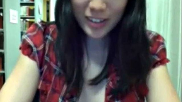 Ragazze lesbiche che giocano in biblioteca: Eporner e porno pubblico