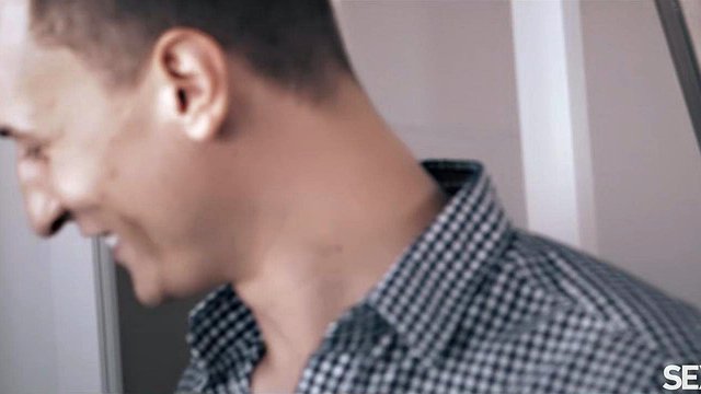史黛西·克魯茲 (Stacy Cruz) 在新家給查理·迪恩 (Charlie Dean) 口交