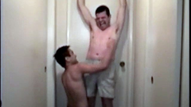 A Ricky piace davvero fare il solletico e dimostra le sue tecniche raffinate su Mike con determinazione implacabile. La risata di Mike è il sogno di un solletico mentre Ricky lo solletica in tre diverse posizioni.