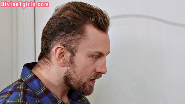Tato drobná shemale miluje jízdu na velkém penisu při šukání
