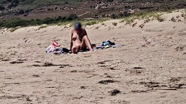 On the beach a stranger masturbates while looking at me