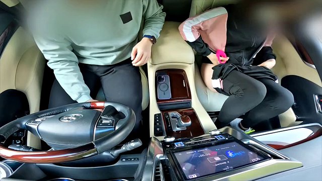 Married woman comes to training with her husband, plays with remote toys and has sex in the car Nakadashi