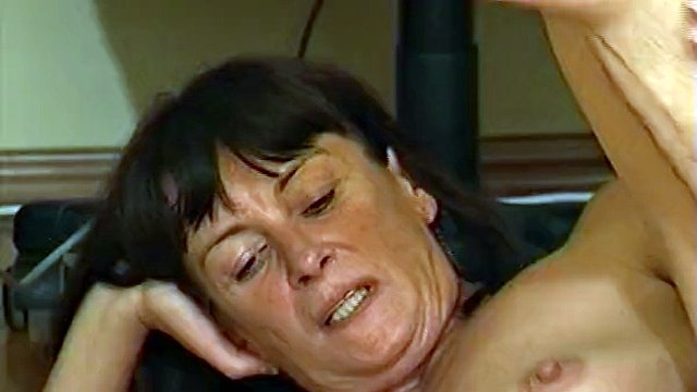 Der behaarten reifen Ehefrau wird ein sehr langer Schwanz in den Arsch geschoben