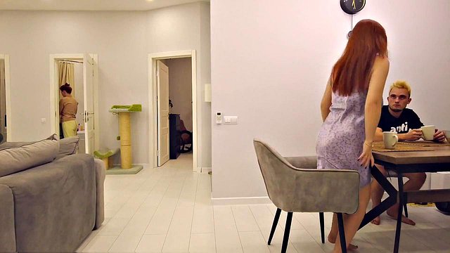 Sorella rossa traditrice prende una sborrata hardcore martellante