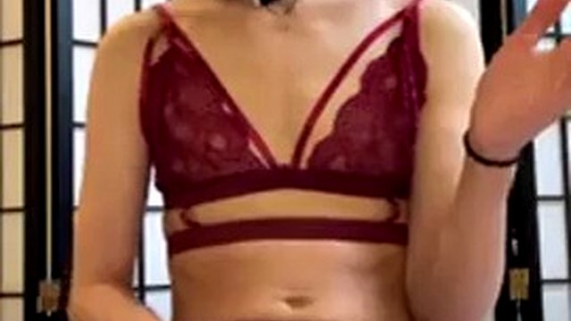 Una femminuccia solitaria si masturba un cazzo