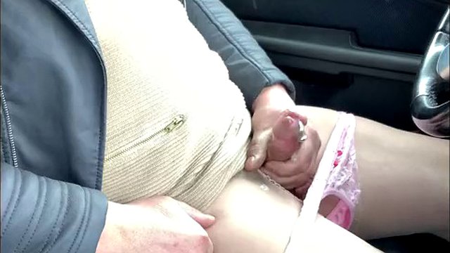 Horny handjob na parkovišti v punčocháčích, kalhotkách, podpatcích a botách
