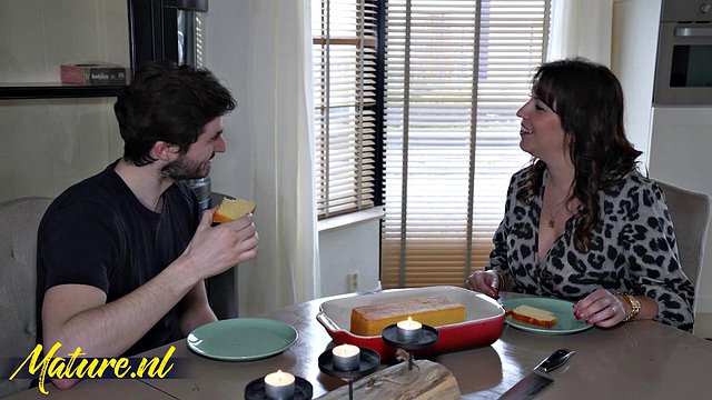 El mejor amigo de su hijo folla duro a la MILF holandesa Daphne Laat