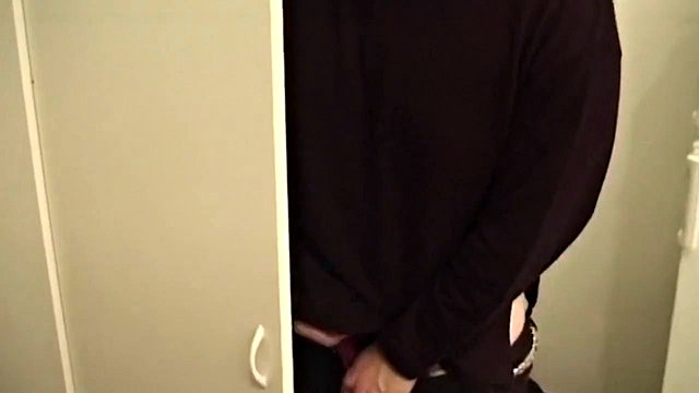 Docteur Fingers - Chatte mouillée et dégoulinante d'une brune mature