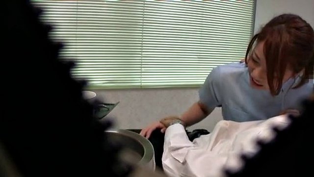 Wunderschöne asiatische Krankenschwester wird dazu überredet, einen fetten Pimmel zu schlürfen