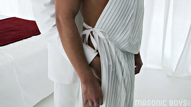 Blonder Kerl will auf allen Vieren wilde, felsenrasselnde Verzückung