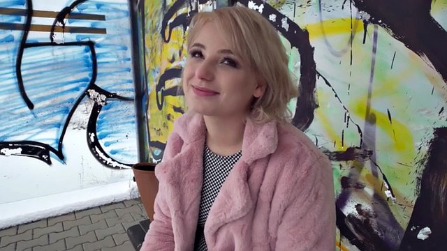 Cutie blonde en levrette par un inconnu