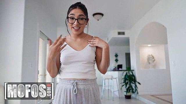 MOFOS – Die sexy Madison Wilde und ihr Freund laufen Gefahr, erwischt zu werden, während sie sich im Schatten des Wohnzimmers treffen: Porno