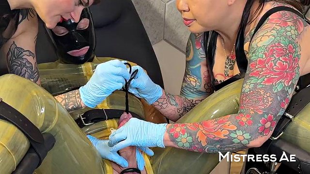 Madam Li Ying ve bizim kauçuk gimp ile CBT top ezme ve çift silikon sesi