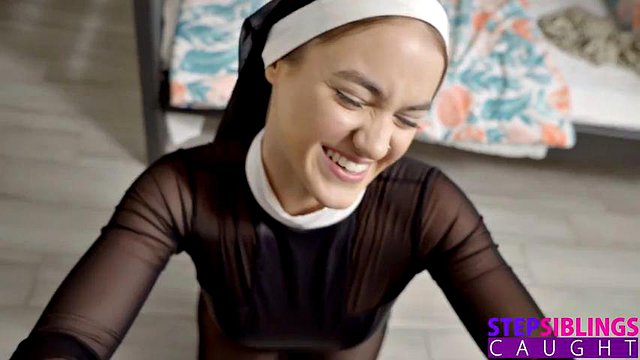 La hermanastra Kenzie Madison realiza milagros en la polla de su hermanastro por sus hermanastros atrapados: porno