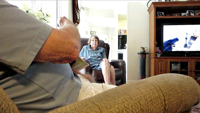 Un vecchio arrapato si masturba e viene durante le ore della nonna