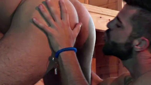 Il caldo papà peloso RagingStallion Adam Ramsay scopa nella sauna