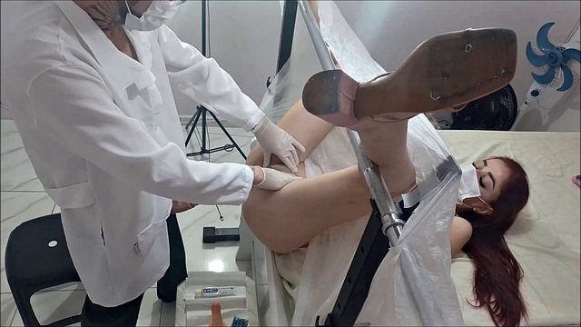 秘密妇科医生对新病人使用麻醉凝胶作弊