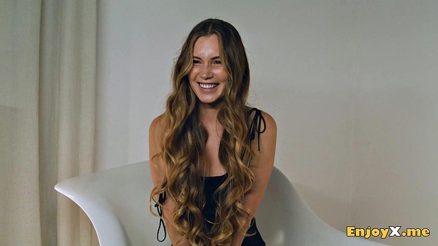 Les lesbiennes en chaleur adorent le super porno avec une fausse bite incroyable ! -Agathe Véga
