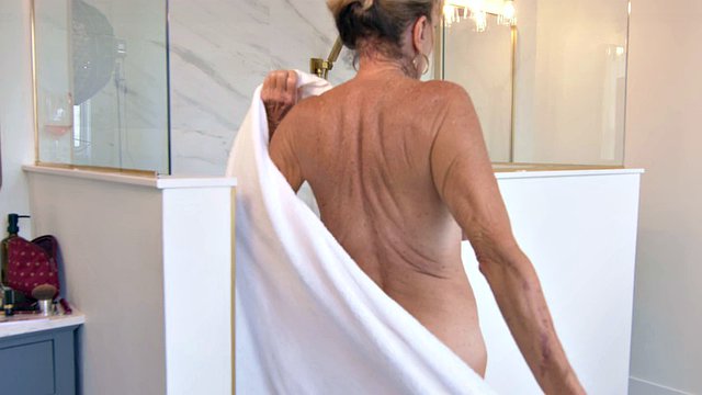 Sexy GiLF tomando banho em uma manhã de domingo