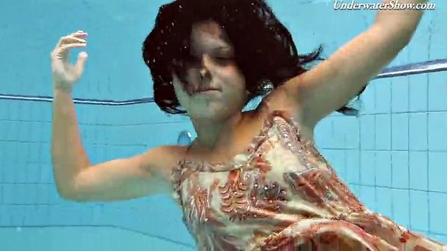 Hairy beauty Krasula Fedorchuk in the pool