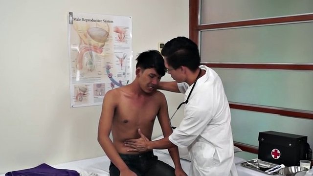 Twink asiático follado por el médico después de un examen médico anal