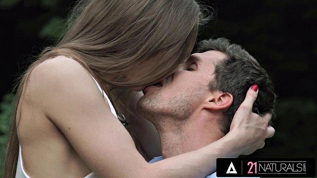 Brunette aux petits seins se fait sodomiser en extérieur