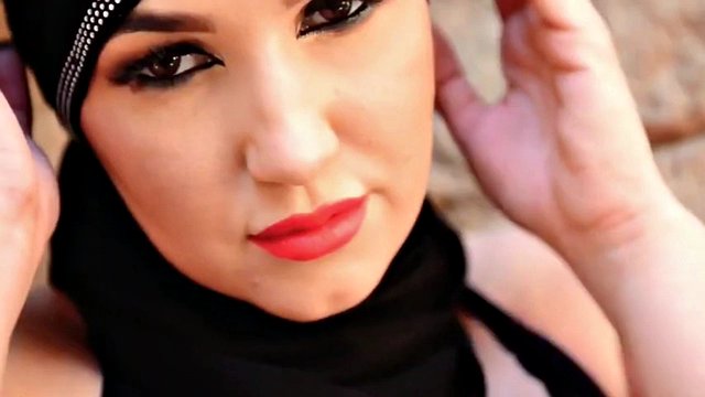 Chica árabe muy caliente en un hijab fumando