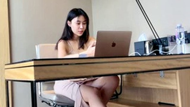 Chinese foot under the desk 夏芙