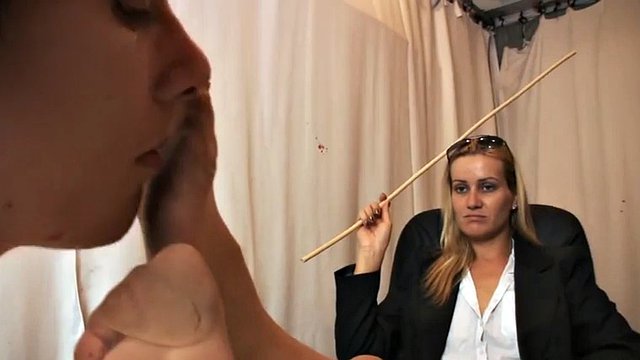 sniffing-and-kissing-feet-in-pantyhose-mistress
